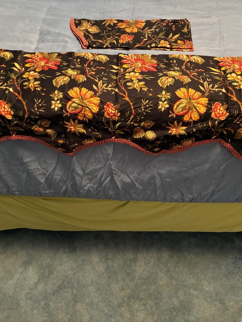 Waverly Home Classics Scalloped Valance 50" Wide x 15" Long Floral Pattern Black
